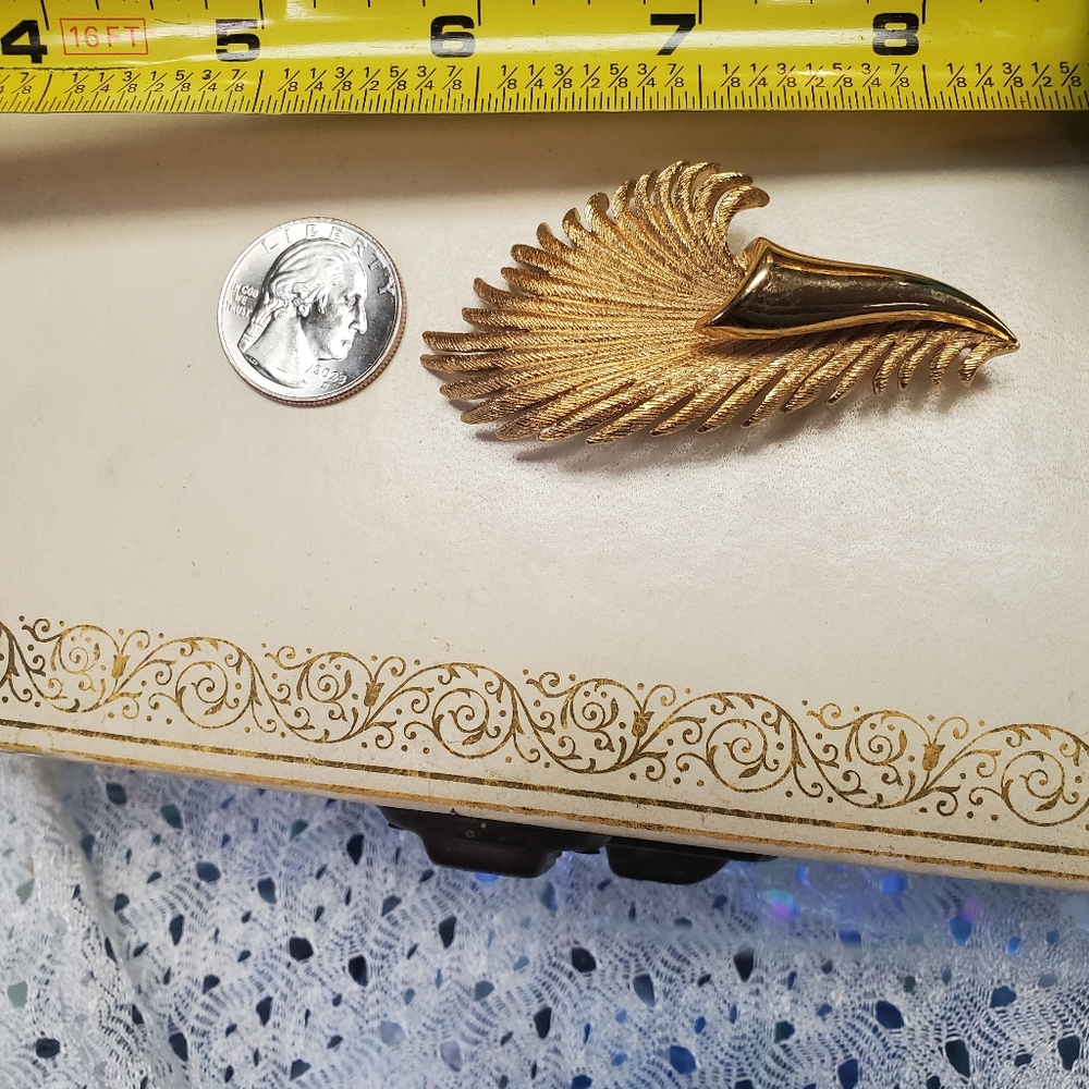 Vintage MONET Gold Tone Feather Brooch - Picture 4 of 4
